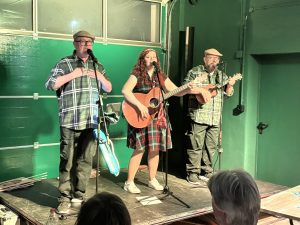 Mehr über den Artikel erfahren Lustige Herbstfeier mit Comedy & Wein