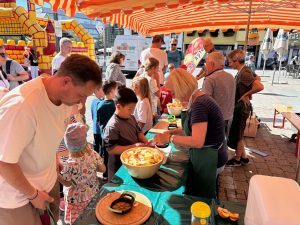 Mehr über den Artikel erfahren Kinder machen Apfelsaft bei Remmi Demmi